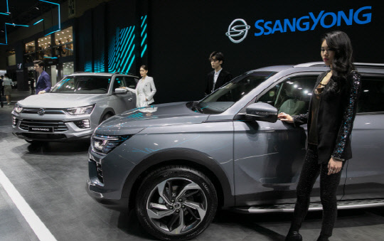 28일 경기도 고양시 킨텍스에서 2019 서울모터쇼 미디어 공개 행사가 열렸다. 이날 쌍용자동차 부스에서 모델들이 올 뉴 코란도와 포즈를 취하고 있는 모습. 박동욱기자 fufus@